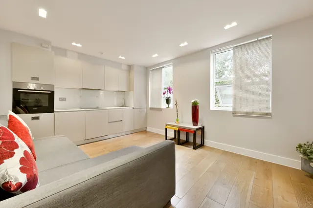 Photo 2 — Flat 1, 224 Uxbridge Road, London