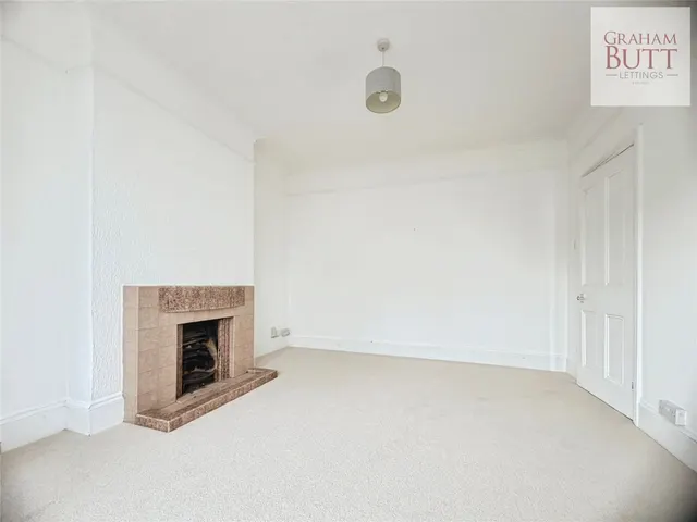 Worthing, BN14, photo 3