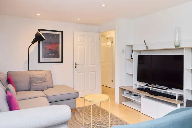 Mapeshill Place, NW2, photo 2