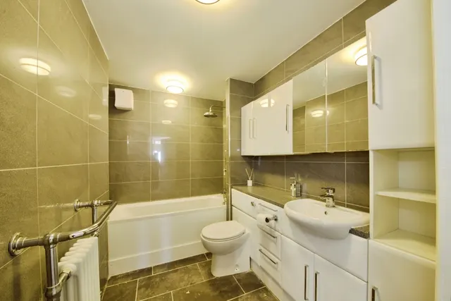 Photo 3 — Stanford Close, Romford, RM7