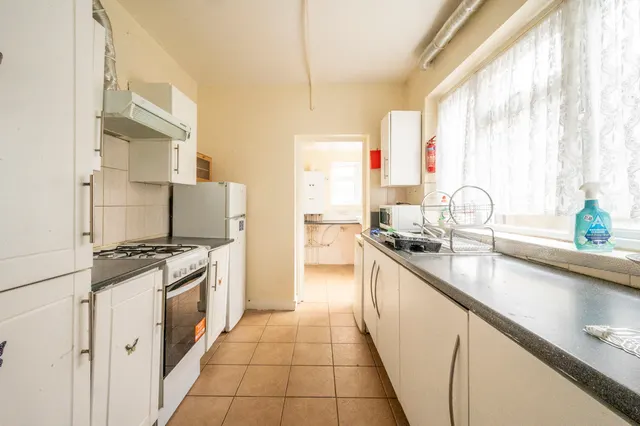 6 Ravenhill Road, London, photo 1