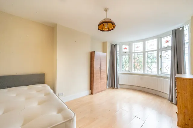 Photo 2 — 6 Ravenhill Road, London