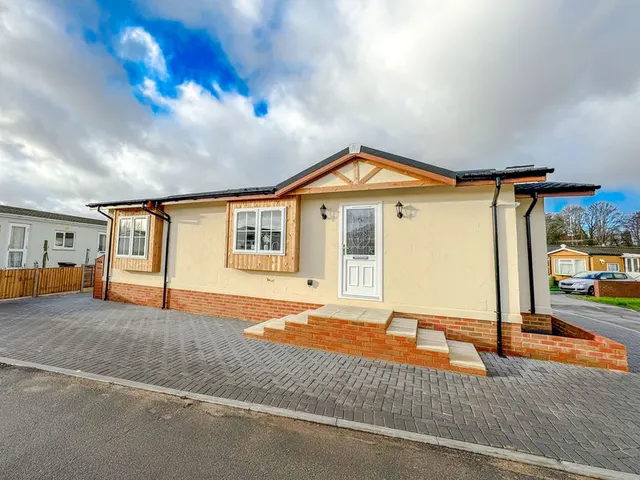 Weybridge Park Estate Weybridge Road, Addlestone KT15 2RF, photo 1