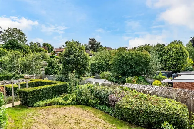 Kingston Avenue, Leatherhead, KT22, photo 2