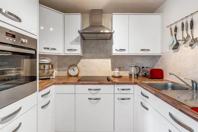 Kingston Avenue, Leatherhead, KT22, photo 3