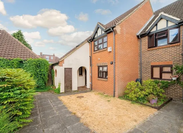 Beaumont Place, Isleworth, TW7, photo 1