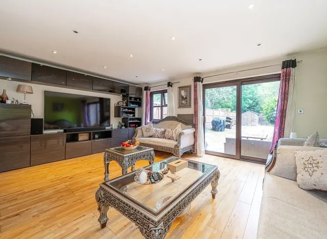 Photo 2 — Beaumont Place, Isleworth, TW7
