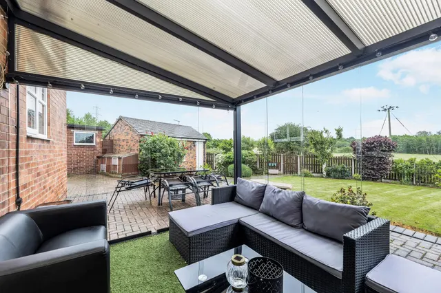 Lesmond Crescent, Little Houghton, S72, photo 2