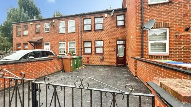 Fieldfare Road, London, SE28, photo 1
