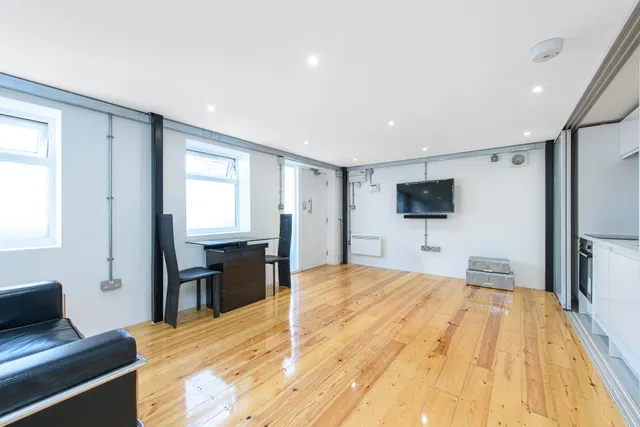 Flat 1, 1 Scout Way, London, photo 1