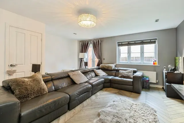 Claygate Corner, Aylesbury, HP18, photo 2