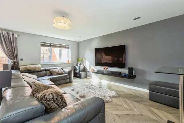Claygate Corner, Aylesbury, HP18, photo 3