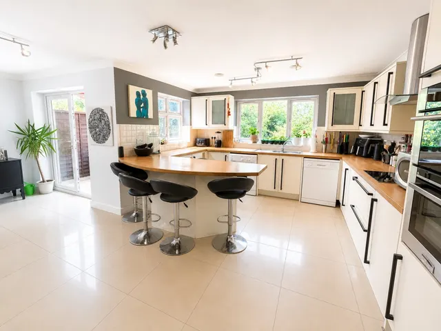 Ayebridges Avenue, Surrey Egham, TW20, photo 3