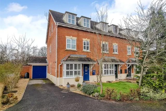 Shackleton Close, Ash Vale, Guildford, Surrey, GU12 5SB, photo 1