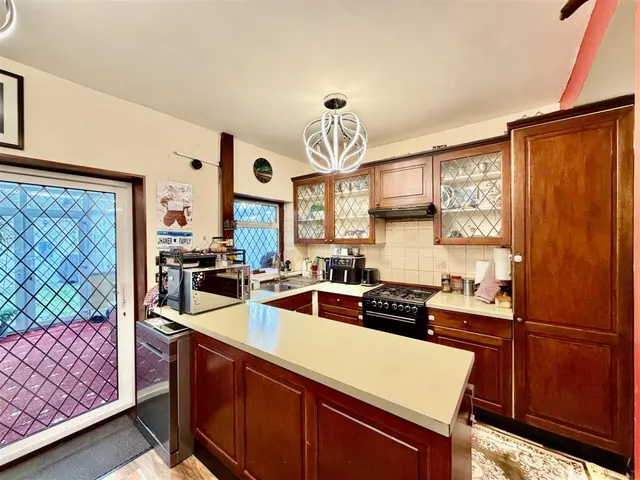 End Terrace, Hounslow, TW3, photo 3