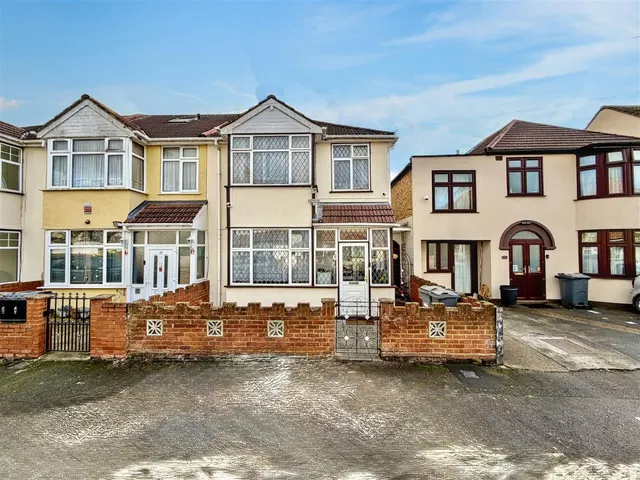 End Terrace, Hounslow, TW3, photo 1