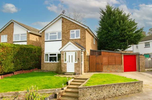 Hampton Close, Church Crookham, Fleet, GU52 8LB, photo 1