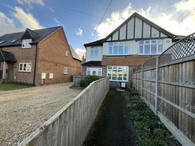 London Road, Aston Clinton, Buckinghamshire, HP22 5HG, photo 1