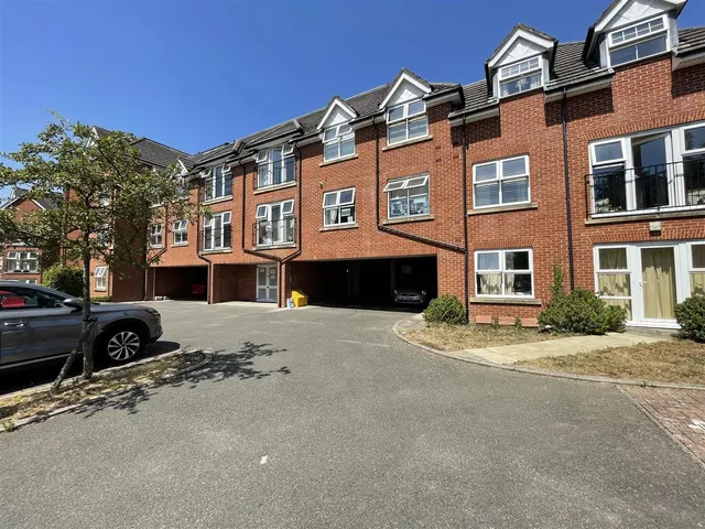 Pembroke Road, Ruislip, photo 1