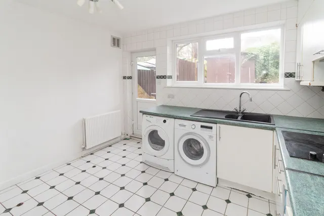 Heronsgate, Edgware, HA8, photo 3