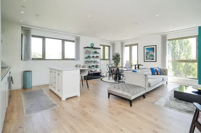 Photo 3 — 20 Armada Way, London