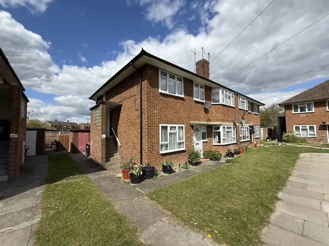 Spinney Crescent, LU6, photo 1