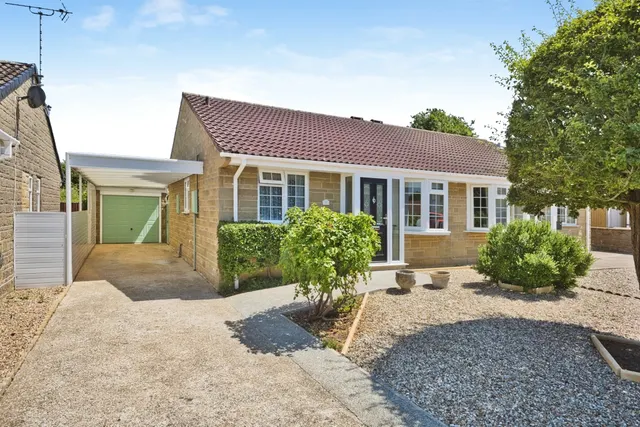 Laburnum Crescent, Crewkerne, photo 1