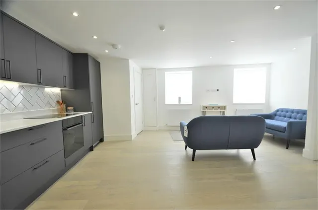 Clarence Court, The Broadway, photo 3