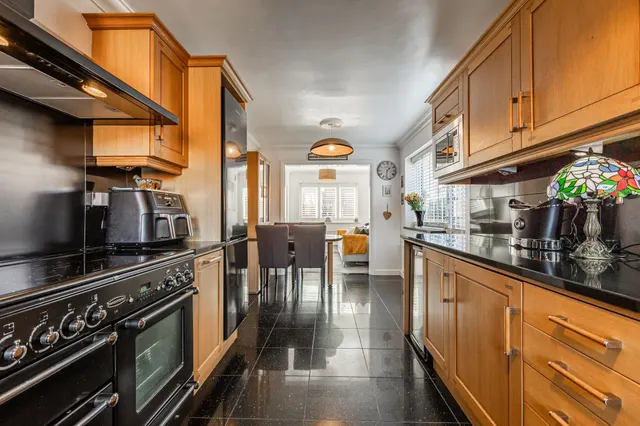 Substantial Detached Home in a Peacef, photo 2