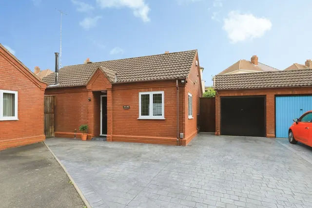 2 bedroom property, Waterways Gardens, Stourbridge, DY8