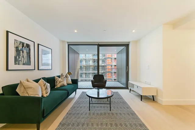 Prince of Wales Drive, London, SW11, photo 1