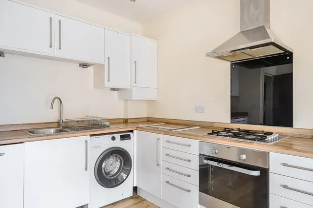 Photo 3 — Flat B, 163 Mitcham Lane, London