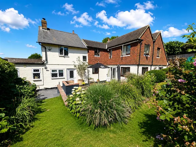 Lewes Road, Ridgewood, Uckfield, TN22 5SL, photo 1