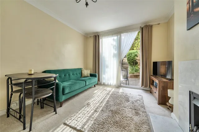 Photo 3 — Avondale Avenue, Barnet, EN4 8NA