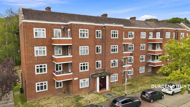 Bradwell Close, South Woodford, E18, photo 1