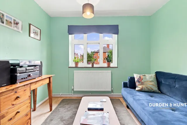 Bradwell Close, South Woodford, E18, photo 3