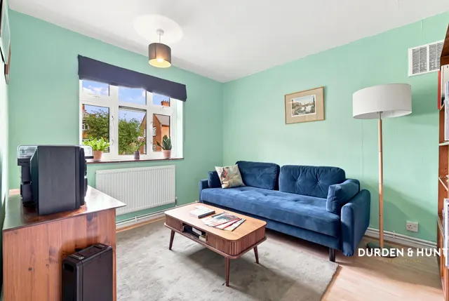 Bradwell Close, South Woodford, E18, photo 2