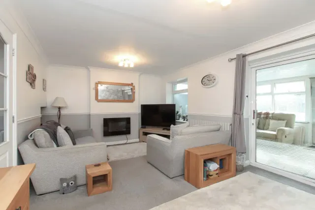 Photo 3 — Vicarage Close, Hemel Hempstead, Hertfordshire, HP1 1JN