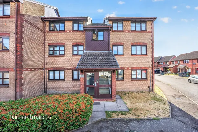 Lowry Crescent, Mitcham, CR4, photo 1