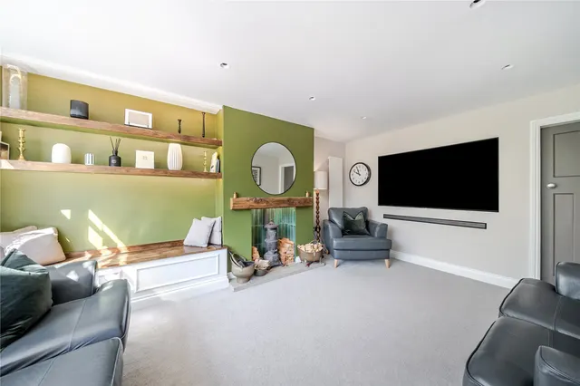 Renton Avenue, Guiseley, LS20, photo 3