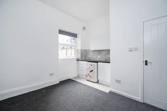 Flat 2, 8 Bodney Road, London, photo 1