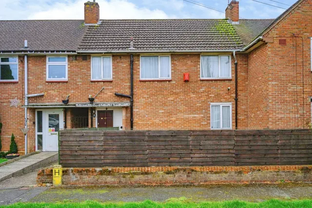 Photo 2 — Abbey Drive, Luton, Bedfordshire, LU2