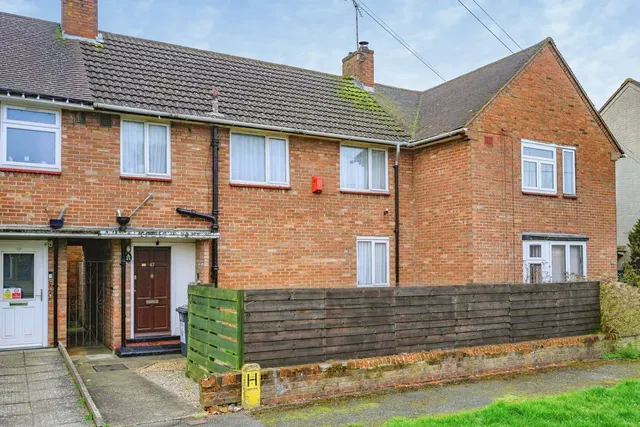 Photo 3 — Abbey Drive, Luton, Bedfordshire, LU2