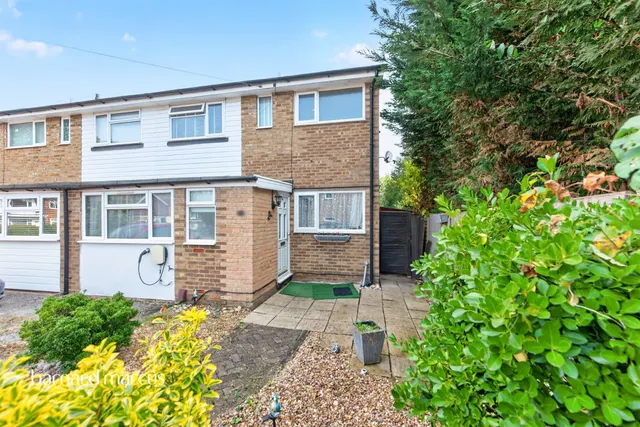 Holcon Court, Redhill, RH1, photo 1