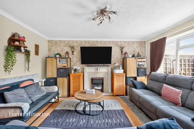Holcon Court, Redhill, RH1, photo 3