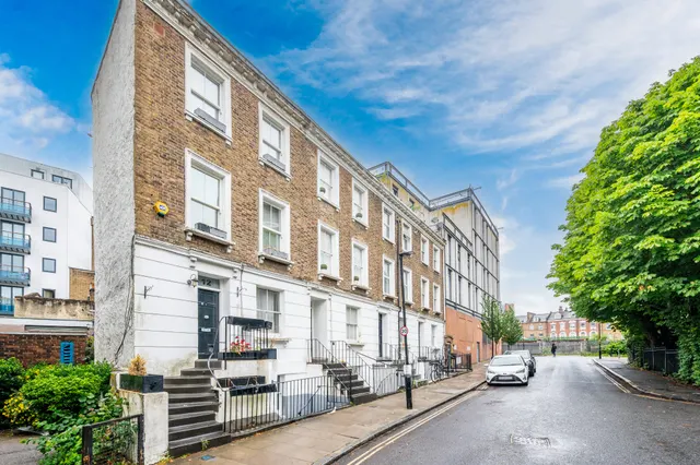 12a Springfield Lane, London, photo 1