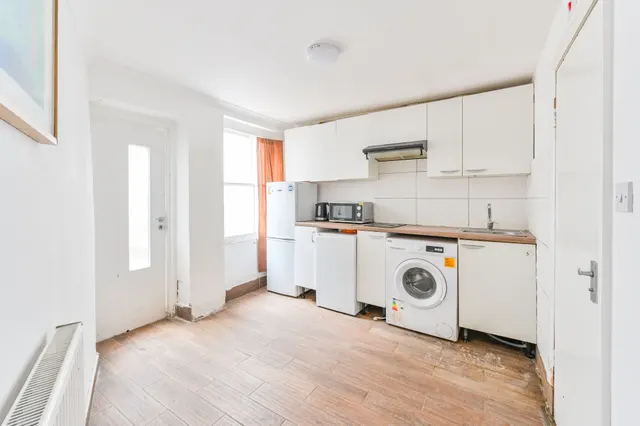 Photo 3 — 12a Springfield Lane, London