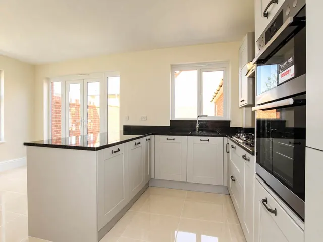 Thackeray Drive, Warfield, RG42, photo 3