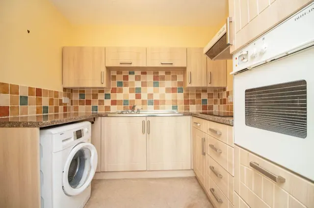 Photo 3 — 38 Holman Close, Waterlooville, PO8 8HD