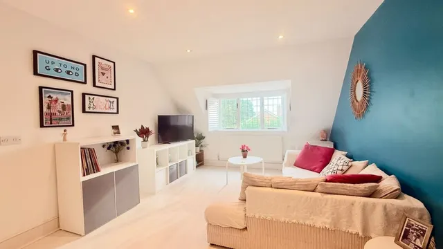 Rookwood Place, RH1, photo 2